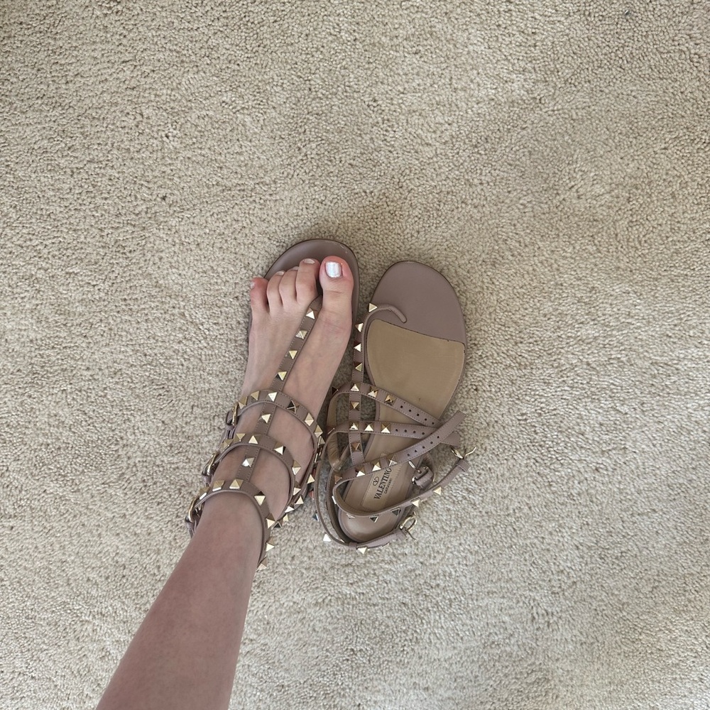 Valentino Rockstud flat sandals (nude/taupe leather)